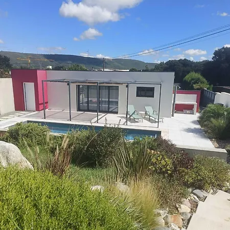 Freires - T0 Com Piscina Na Benedita Dağ evi *